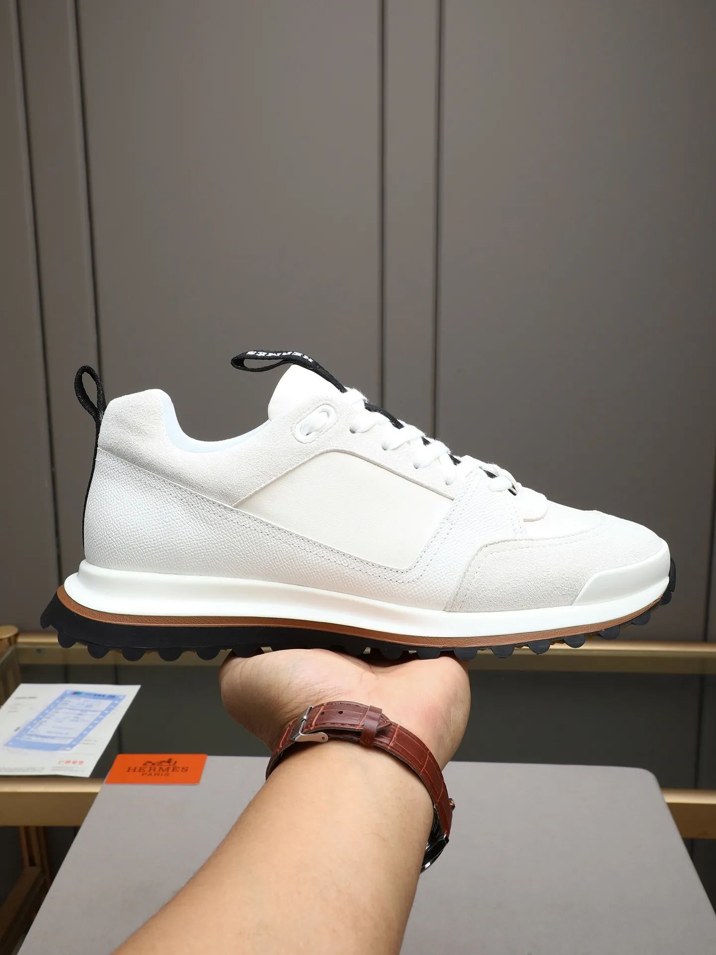 PP680【Hermes】fe new arrival~New Bouncing sneakers are the most comfortable shoes from Hermès. They are extremely light on the feet and look great. You won’t feel tired even when you go shopping and running around. 👍Very light and comfortable. Extremely light. Perfect for both sports and leisure. They feel great when you step on them! It’s up to you to choose, there’s always what you want~ ✔️Fabric: Imported first-layer cowhide ✔️Inner lining: Imported water-dyed cowhide ✔️Outsole: Seamless combination of IP+TPU (multi-color letters) German technology irradiation machine ✔️Code number: Male 38-44 (45 customized)